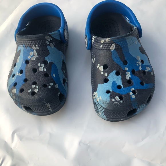 KIDS' CROCS TODDLER CLASSIC CAMO CLOGS - Picture 1 of 9